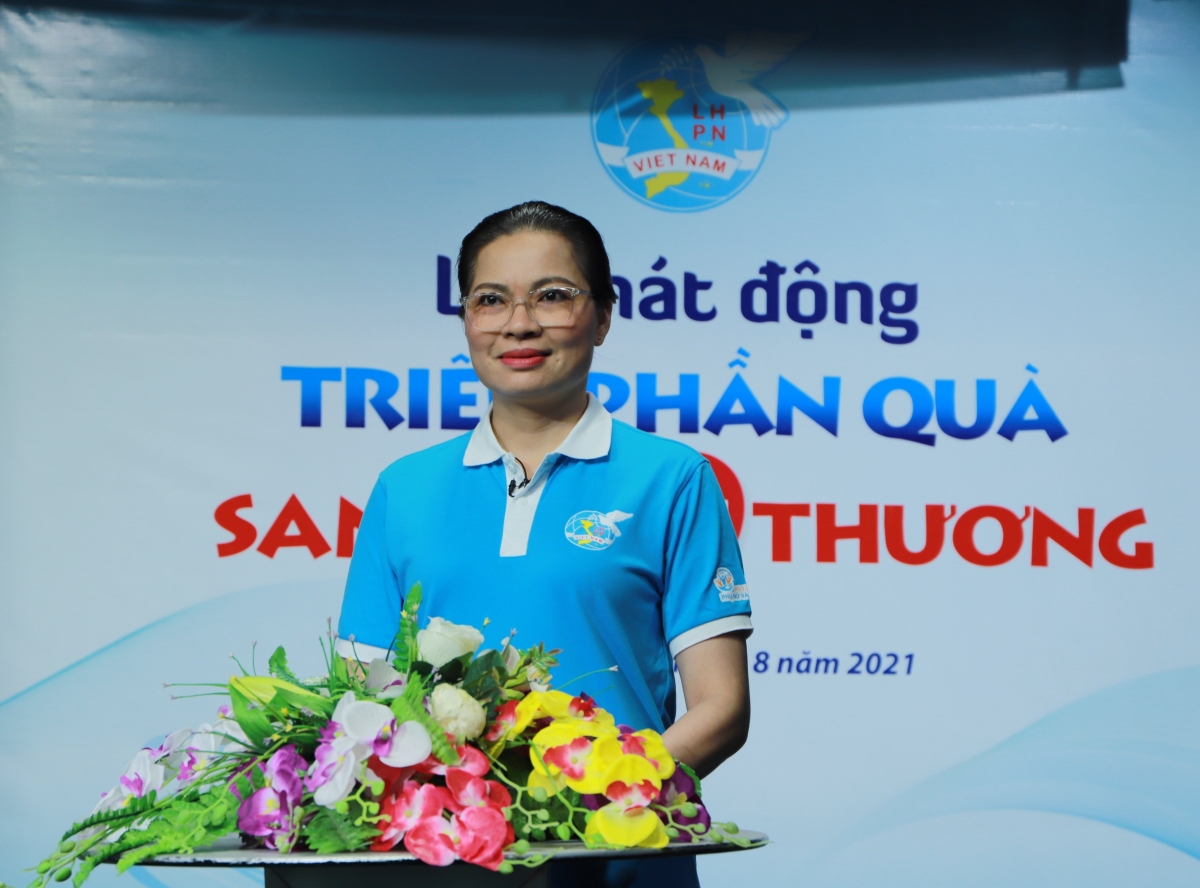 Bà Hà Thị Nga, Ủy viên Trung ương Đảng, Chủ tịch Hội LHPN Việt Nam tại lễ phát động "Triệu phần quà san sẻ yêu thương"