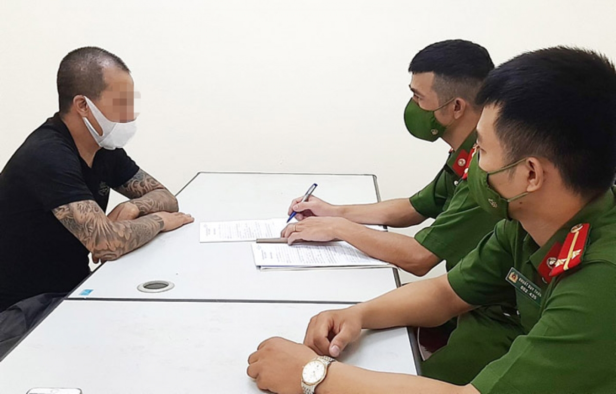 Công an phương Yên Phụ làm việc với đối tượng N.V.N