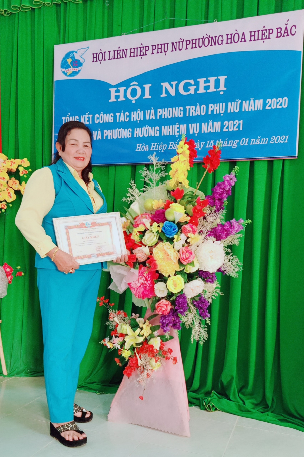 Bà Duyên nhận khen thưởng trong tổng kết phong trào phụ nữ năm 2020 - 2021