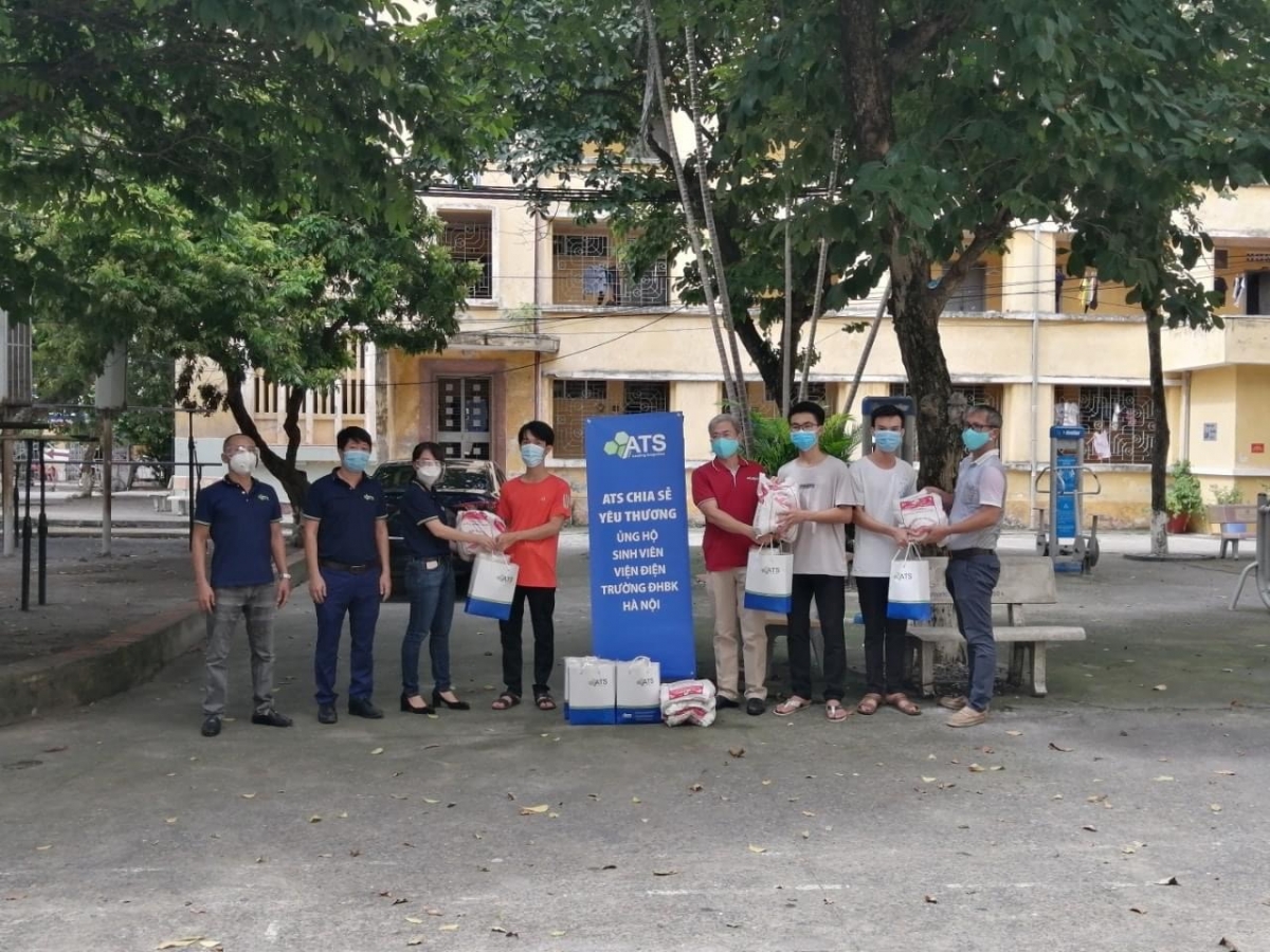 Các thầy cô và các anh chị cựu sinh viên tặng quà cho các em sinh viên
tại ký túc xá của trường ĐH Bách khoa