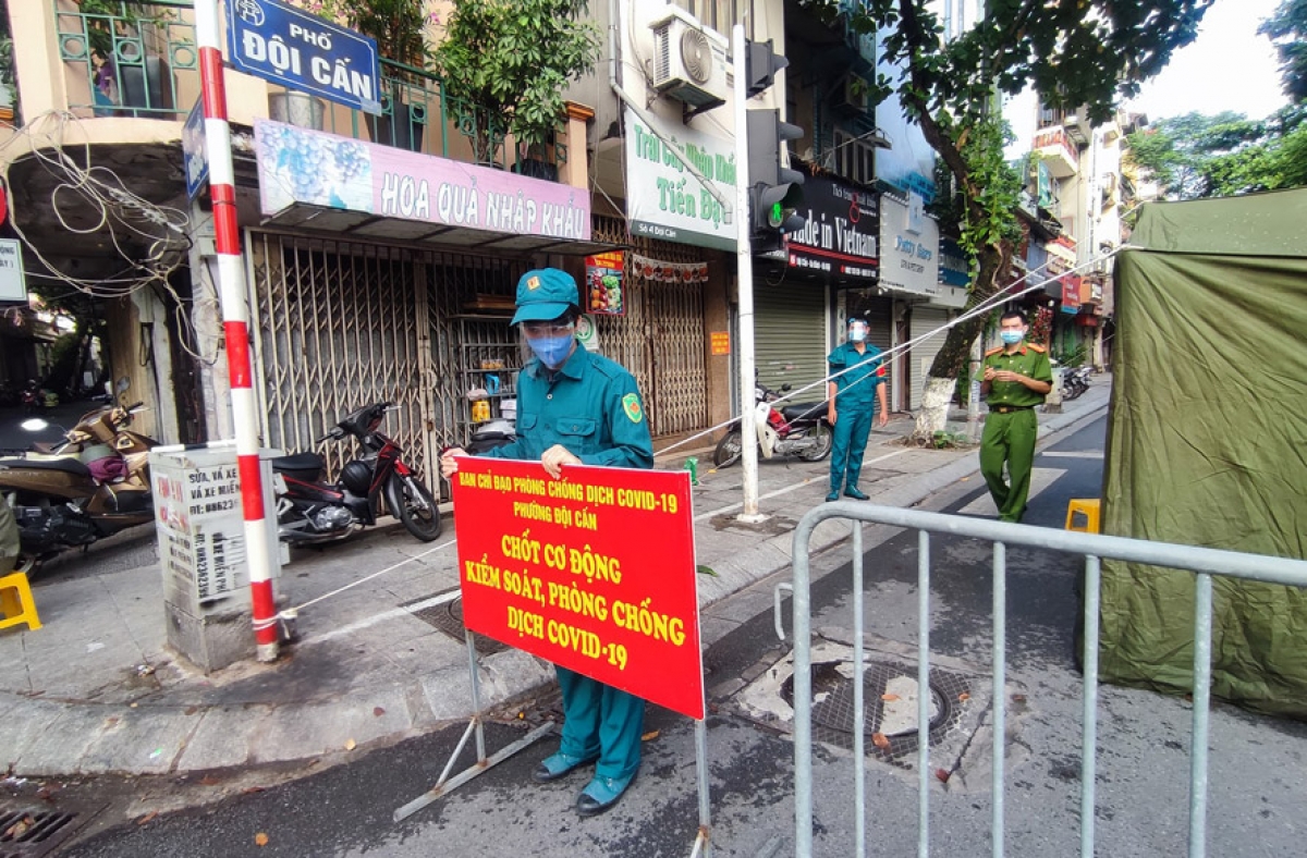 Lực lượng chức năng chốt trực tại khu vực phong tỏa phố Đội Cấn