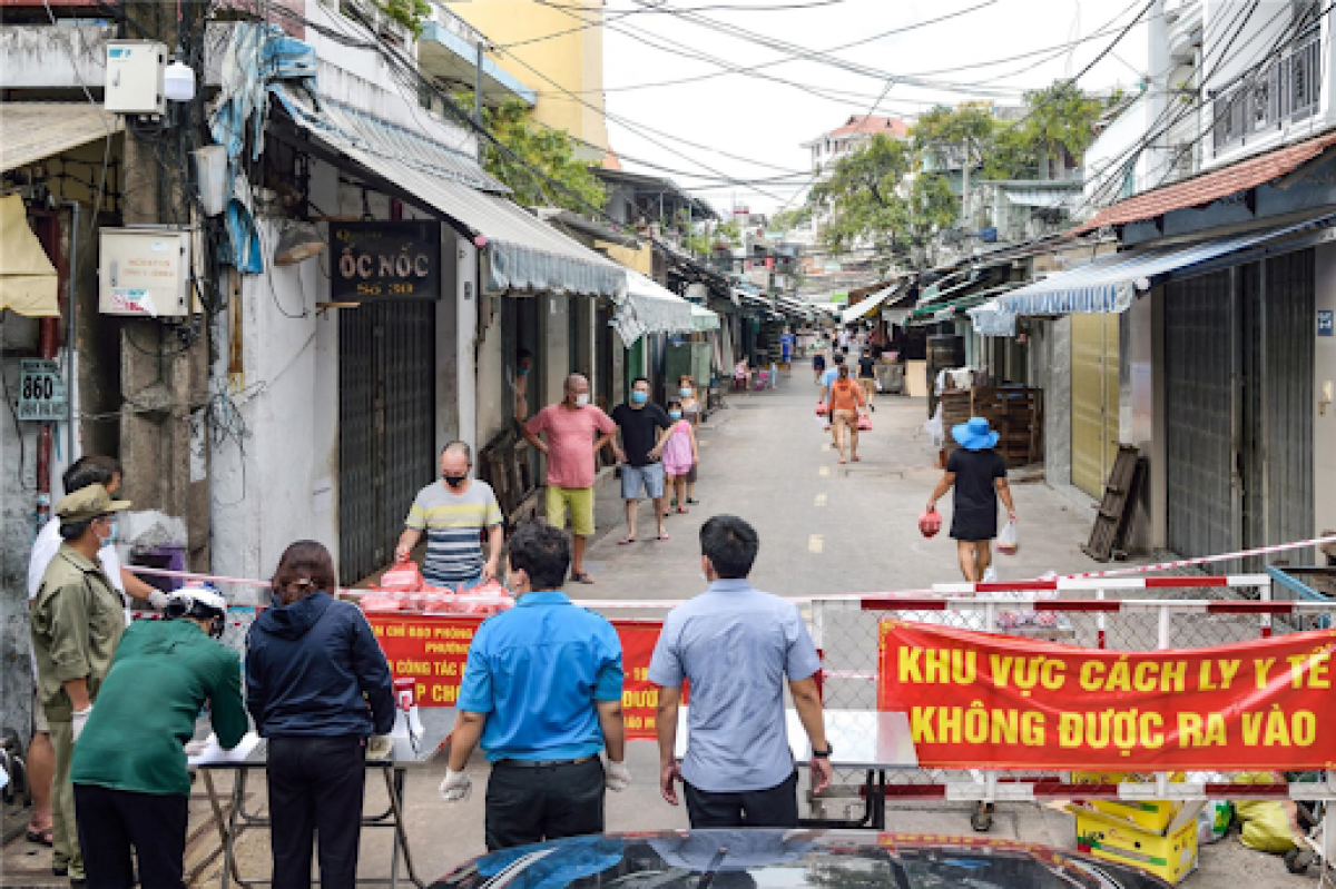 Phường 13 Quận 11 hỗ trợ thực phẩm cho người dân ở khu vực phong tỏa