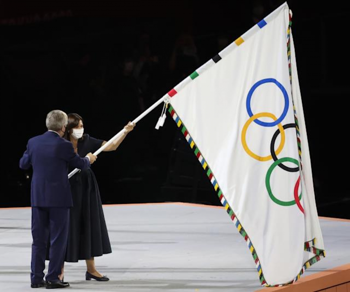 Lá cờ Olympic được chuyển giao cho nước Pháp