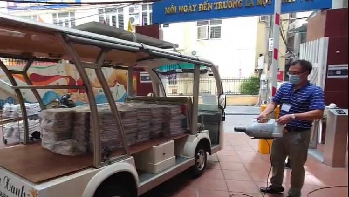 Ngành giáo dục quận Hoàn Kiếm, Hà Nội trưng dụng cả xe du lịch trong việc đem sách đến cho học sinh giúp giảm khó khăn trong quá trình dạy học trực tuyến
