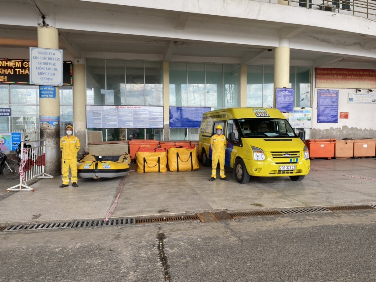 Lực lượng ứng phó của Trung tâm SOS Miền Trung trực
tại âu thuyền và cảng cá Thọ Quang