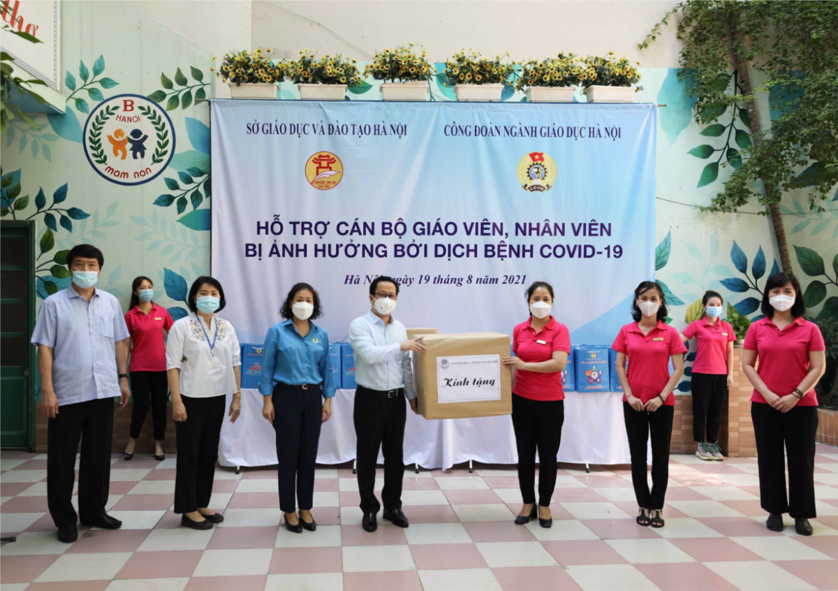 Ông Trần Thế Cương, Giám đốc Sở GD&ĐT Hà Nội và bà Trần Thu Hà, Chủ tịch Công đoàn ngành Giáo dục Hà Nội trao quà cho cán bộ, giáo viên, nhân viên trường Mầm non B.