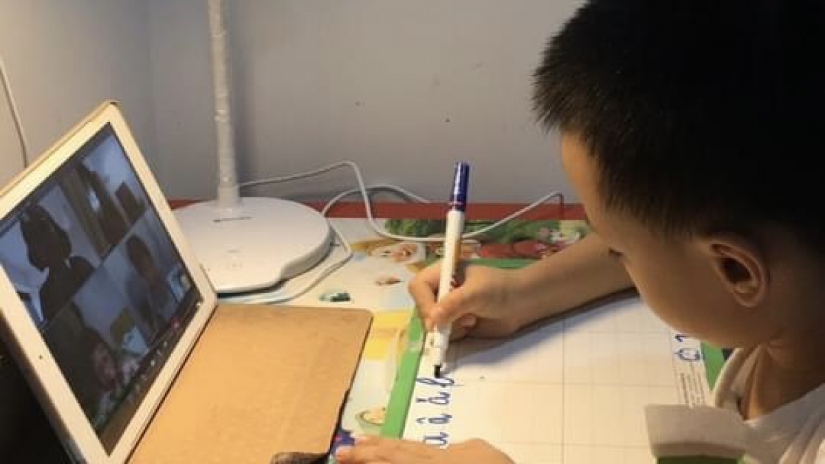 Bộ GD-ĐT chỉ đạo, tuyệt đối không gây áp lực cho học sinh khi tổ chức dạy học trực tuyến, dạy học qua truyền hình (Ảnh: Minh họa)