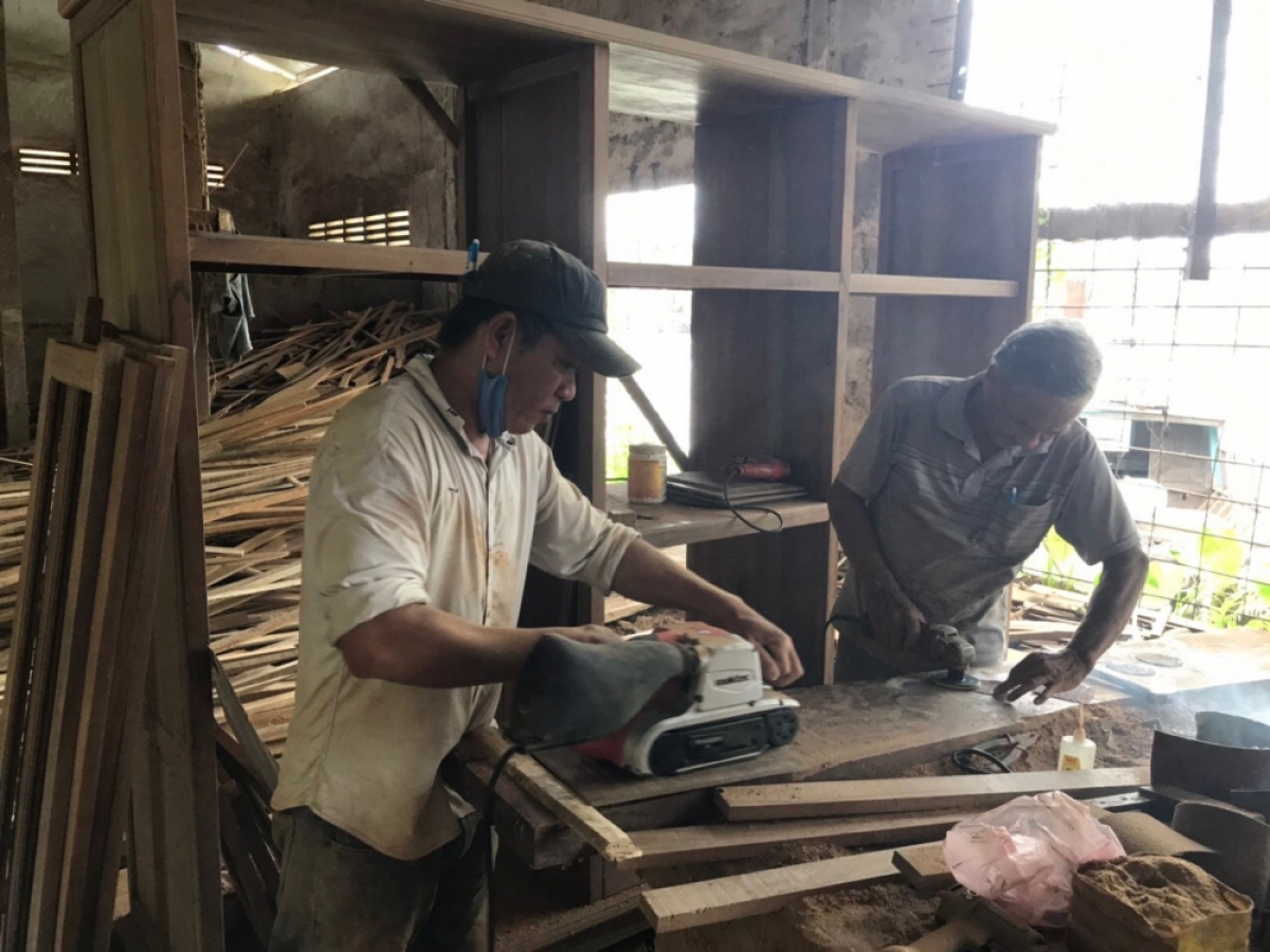 Xưởng gỗ của ông Chiến đã giải quyết việc làm cho trên 60 công nhân trực tiếp sản xuất
với thu nhập bình quân từ 8 - 15 triệu đồng/tháng
