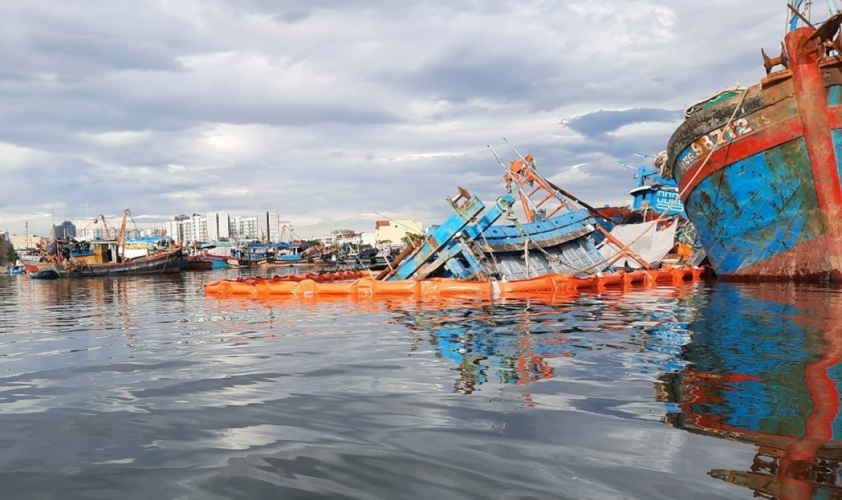 Quây phao quanh khu vực tràn dầu