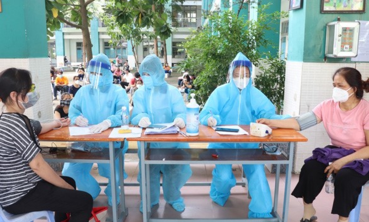 Người dân TP. HCM khám sàng lọc trước tiêm vaccine Covid-19
