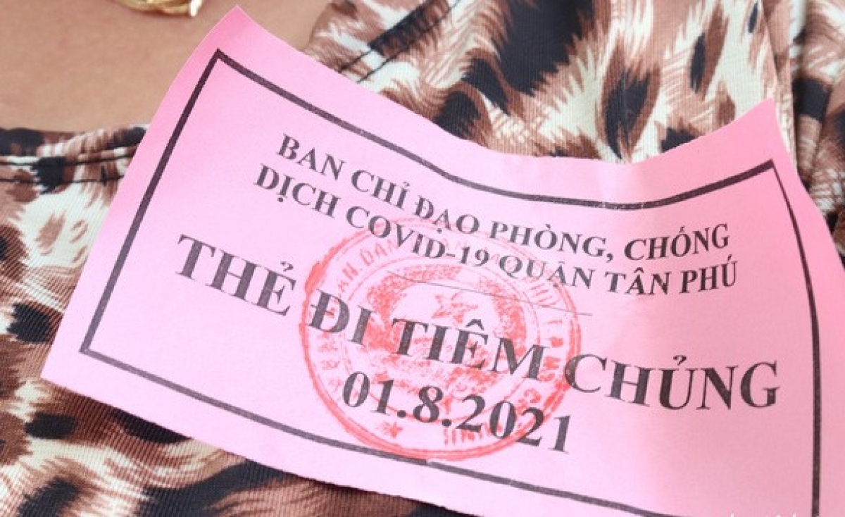 Thẻ đi tiêm chủng được phát đến từng hộ gia đình có người tham gia chống dịch
