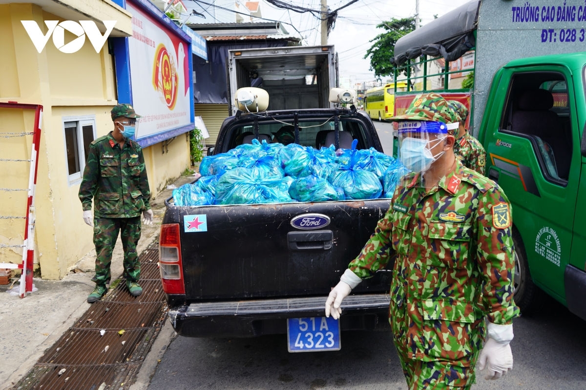 Tại phường Trường Thọ, TP. Thủ Đức, từ sáng sớm các chiến sĩ Sư đoàn Bộ binh 5, Quân khu 7 cùng với lực lượng địa phương tổ chức phân phát gần 2 tấn rau của quả đến các hộ khó khăn.