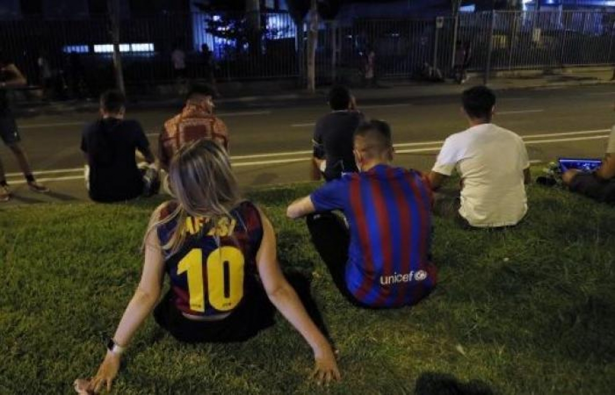 CĐV Barca sụp đổ tinh thần...