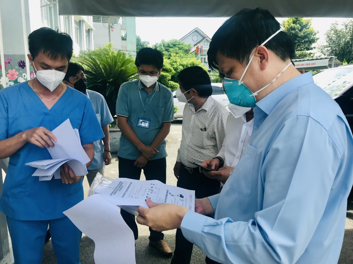 Bộ trưởng Nguyễn Thanh Long đánh giá cao mô hình gắn cơ sở điều trị ban đầu với trạm y tế lưu động của phường Thuận Giao, TP Thuận An, tỉnh Bình Dương
