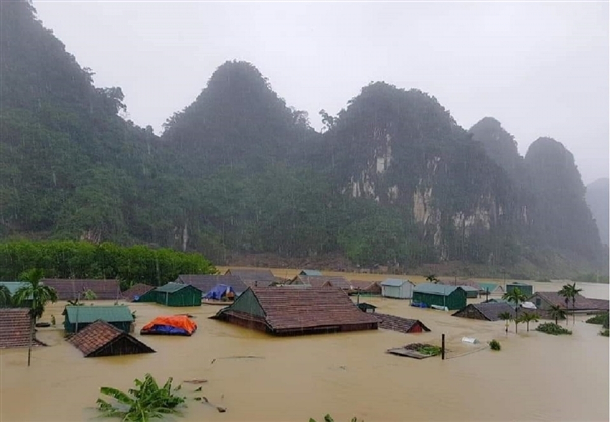 Mỗi lần mưa lũ, nước dâng cao nhấn chìm những ngôi nhà kiên cố ở Tân Hóa nhưng nhà phao (màu xanh) thì vẫn nổi