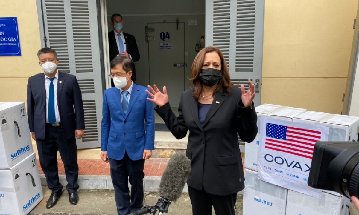 Phó Tổng thống Mỹ Kamala Harris tại Viện Vệ sinh dịch tễ Trung ương
