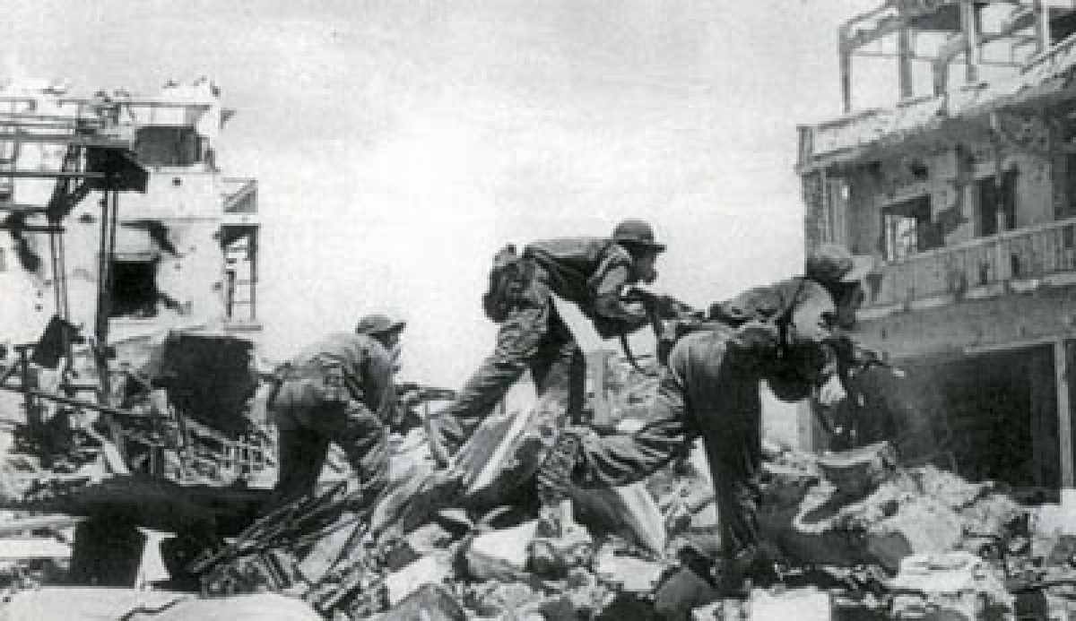 Quân giải phóng chiến đấu bảo vệ thành cổ (ảnh tư liệu)
