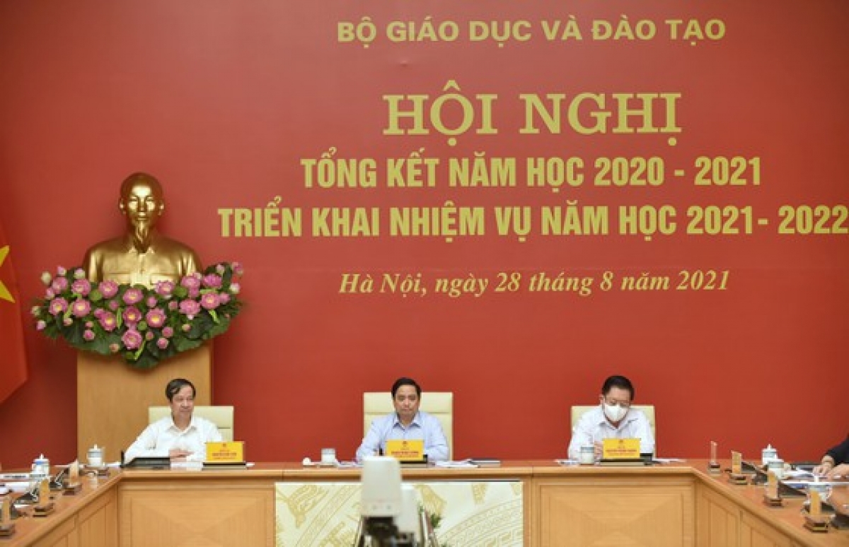 Thủ tướng Phạm Minh Chính, Trưởng ban Tuyên giáo Trung ương Nguyễn Trọng Nghĩa và Bộ trưởng Bộ GD-ĐT Nguyễn Kim Sơn chủ trì hội nghị toàn quốc tổng kết năm học 2020-2021 và triển khai nhiệm vụ năm học 2021-2022. (Ảnh: Viết Trung)
