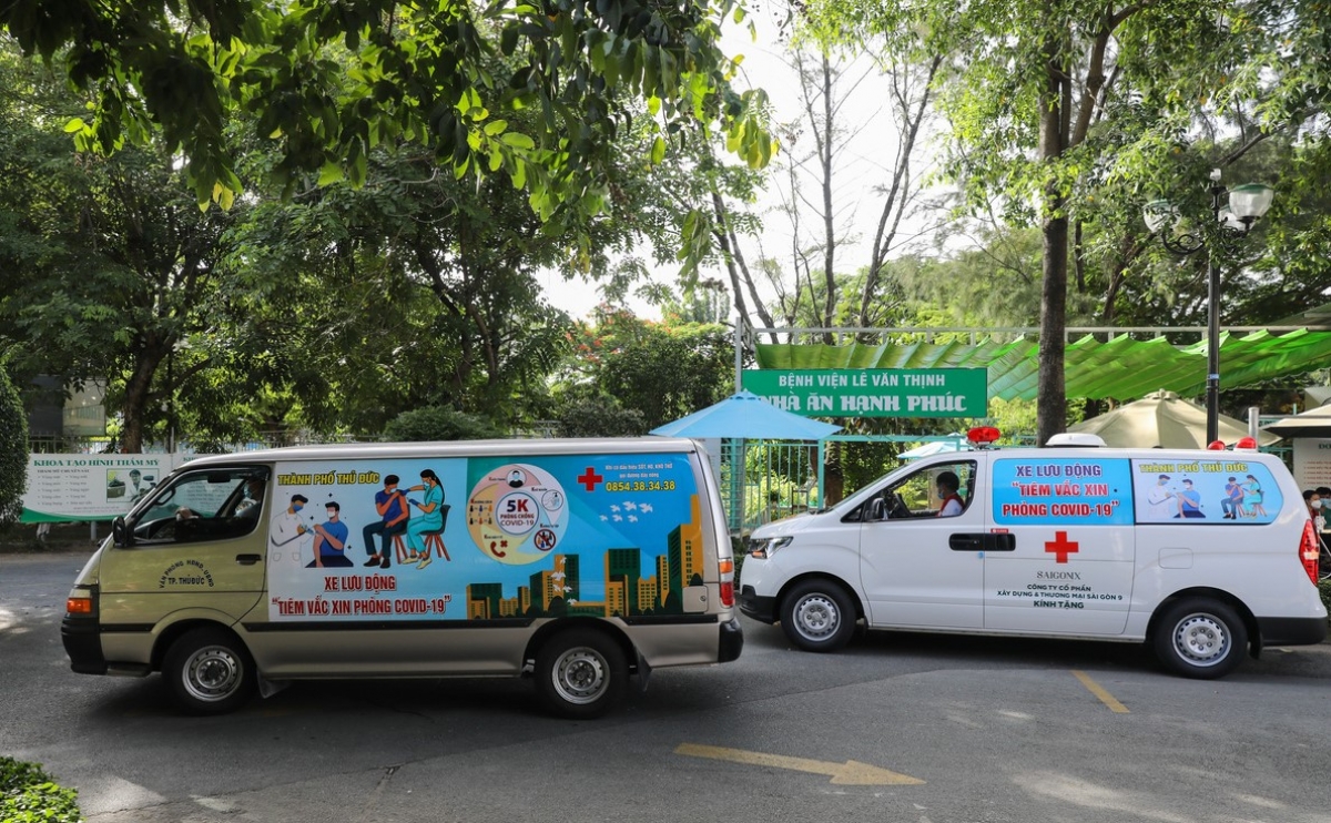 Xe tiêm vaccine Covid-19 lưu động tại TP. HCM