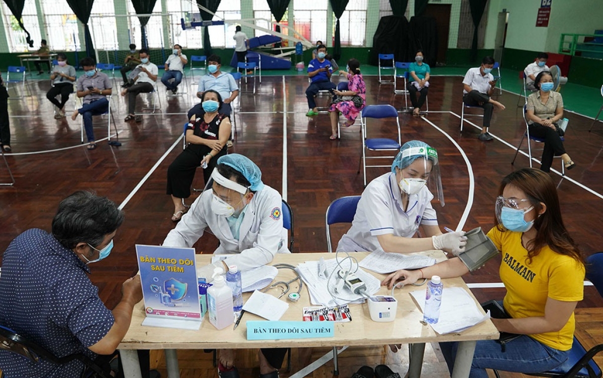 Điểm tiêm chủng cộng đồng tại Nhà thi đấu Lãnh Binh Thăng do Bệnh viện Q.11 phụ trách