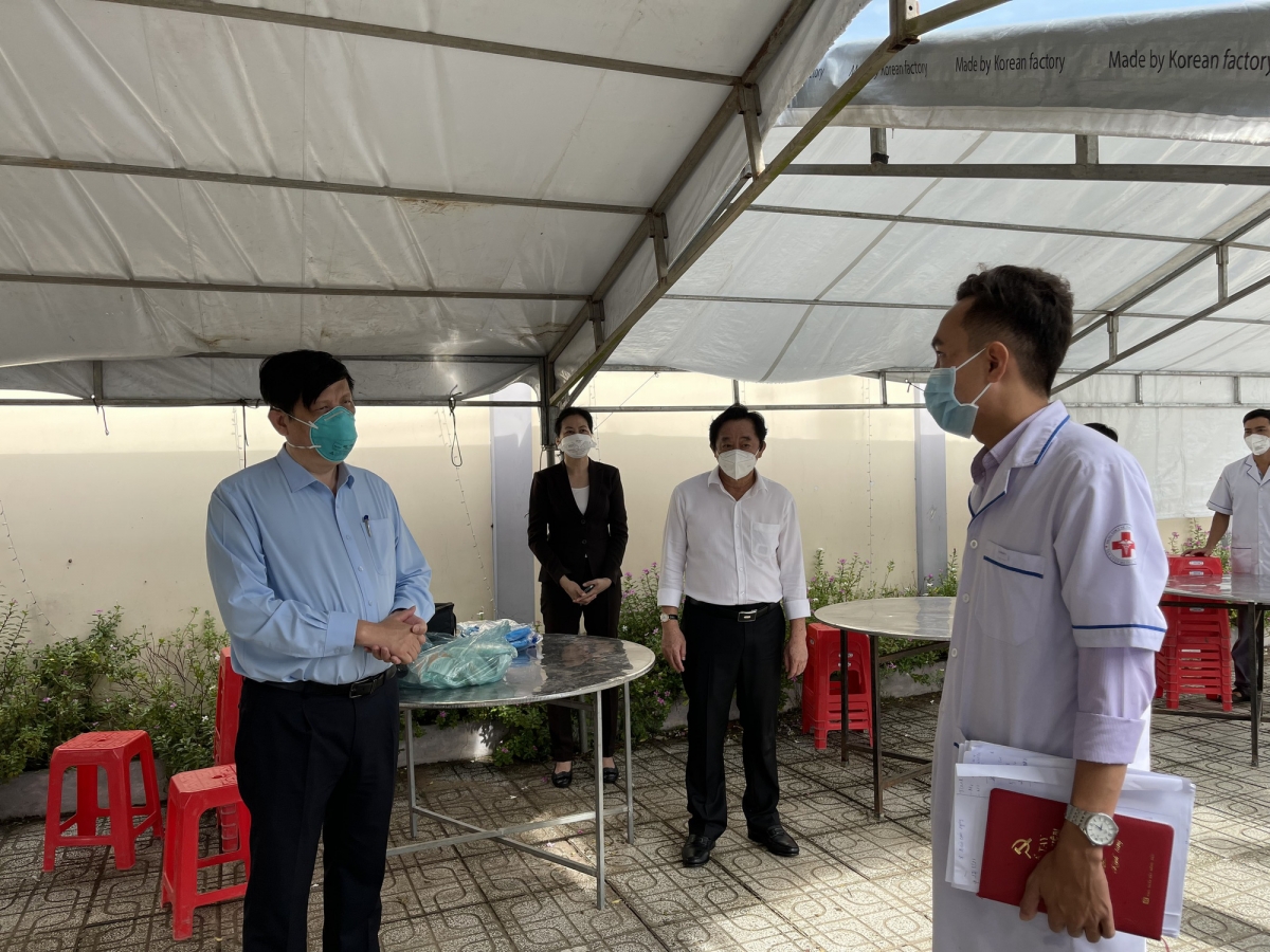 Bộ trưởng Bộ Y tế trao đổi với cán bộ y tế ở trạm y tế lưu động phường phường Tân Vĩnh Hiệp, thị xã Tân Uyên