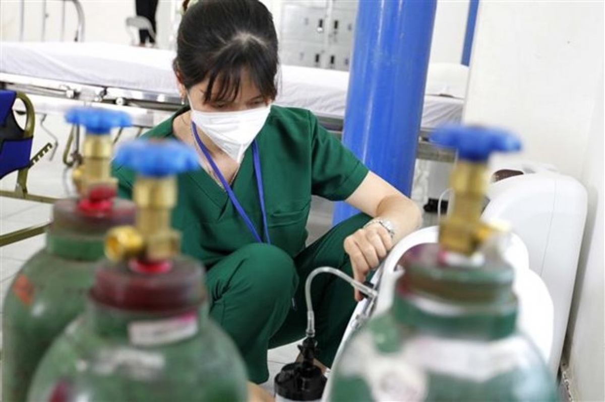 Kiểm tra các thiết bị y tế, bình oxy phục vụ người mắc COVID-19 tại Trạm y tế lưu động số 1 tại phường 11, Quận 3. (Ảnh: Thanh Vũ/TTXVN)
