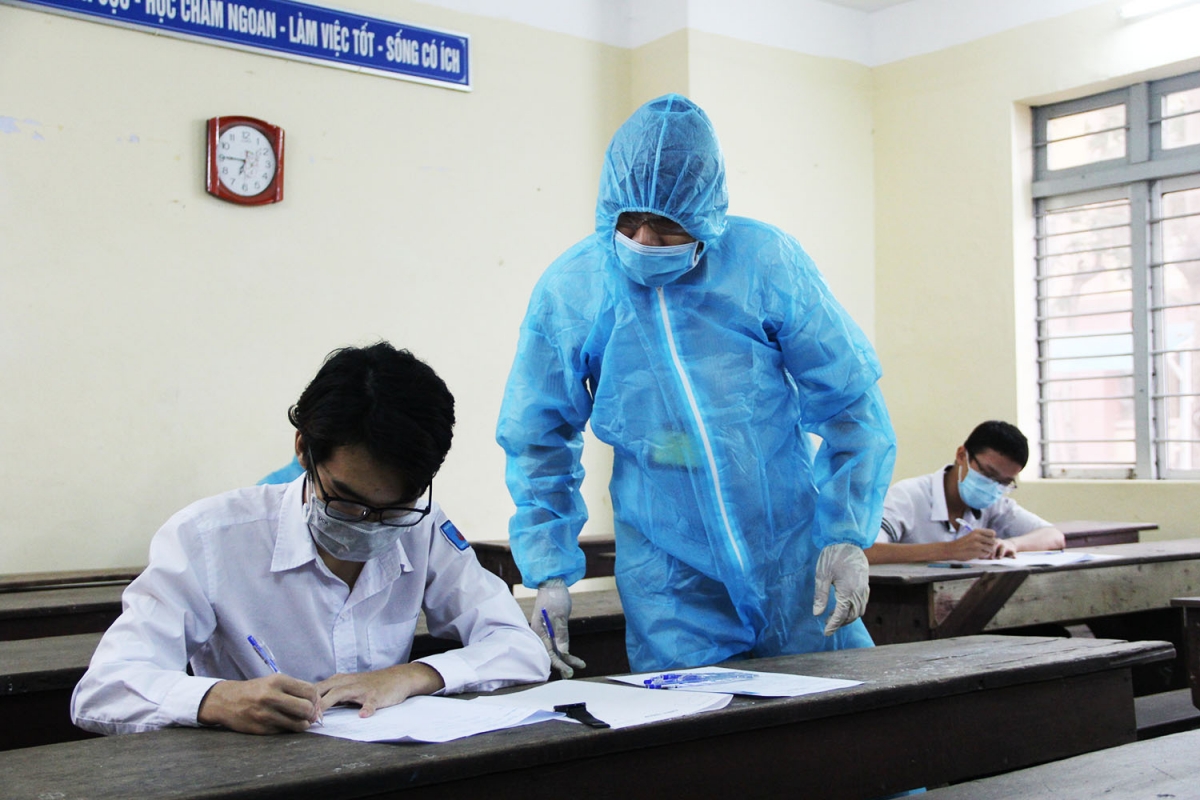 Cán bộ coi thi hướng dẫn thí sinh làm các thủ tục trước khi thi. (Ảnh: Thanh Thắng/VOV-Miền Trung)