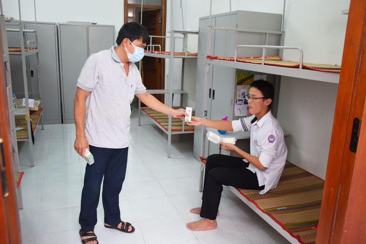 Cán bộ nhà trường lo ăn ở và động viên các em học sinh lưu trú trong kỳ thi tốt nghiệp. (Ảnh: Thanh Thắng/VOV-Miền Trung)