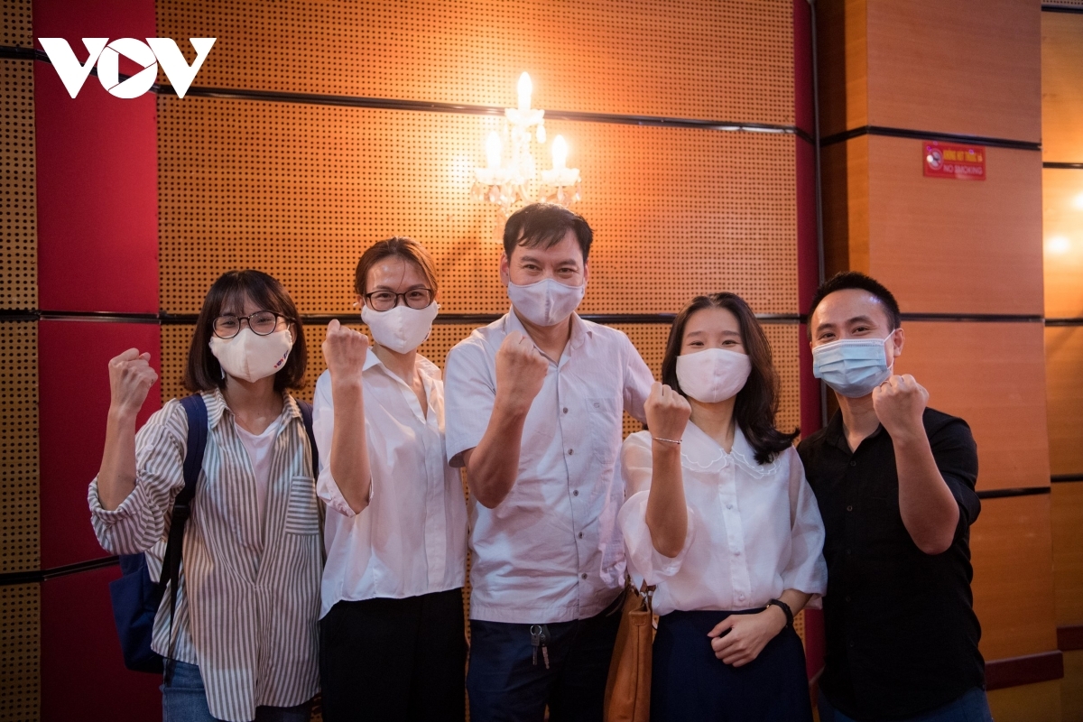 3 thành viên nữ của đoàn công tác chụp ảnh cùng các đồng nghiệp