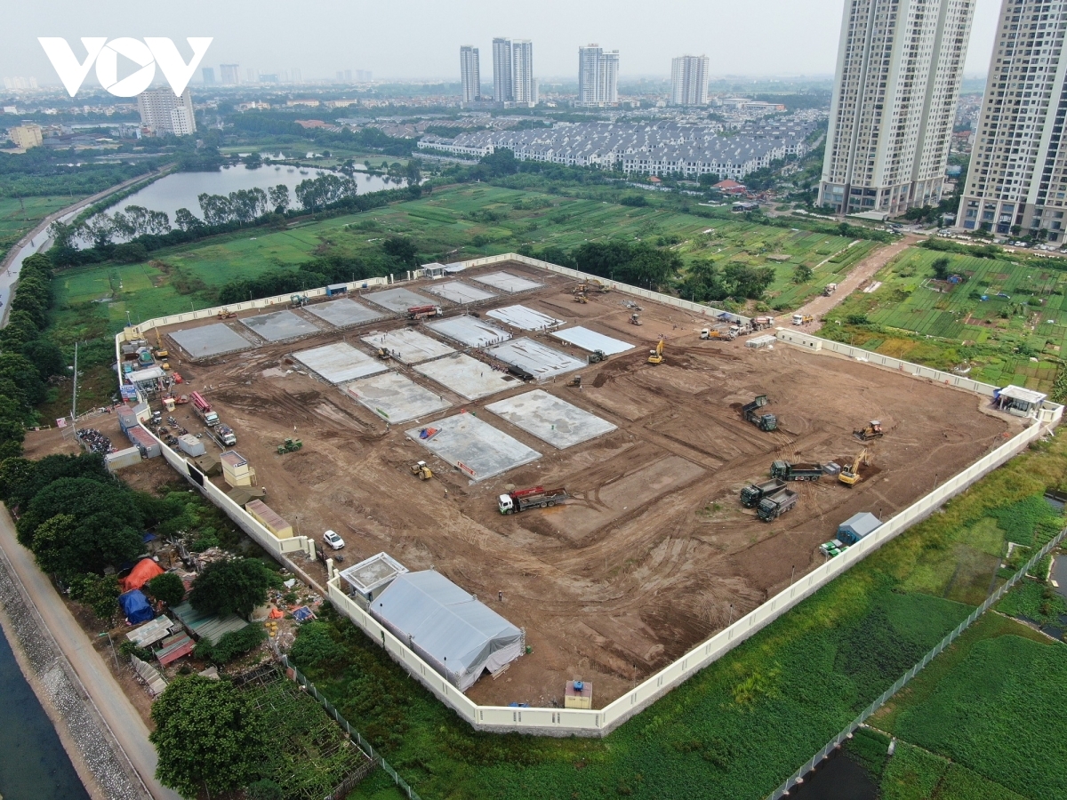 Hàng trăm công nhân đang ngày đêm cấp tốc xây dựng Bệnh viện điều trị Covid -19 - Y Hà Nội