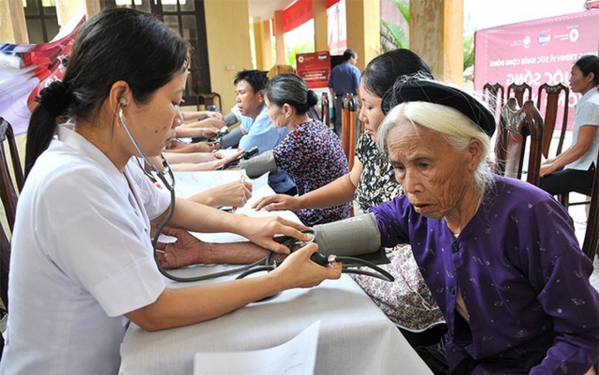 Có thẻ BHYT, người cao tuổi yên tâm chăm lo sức khỏe cho bản thân