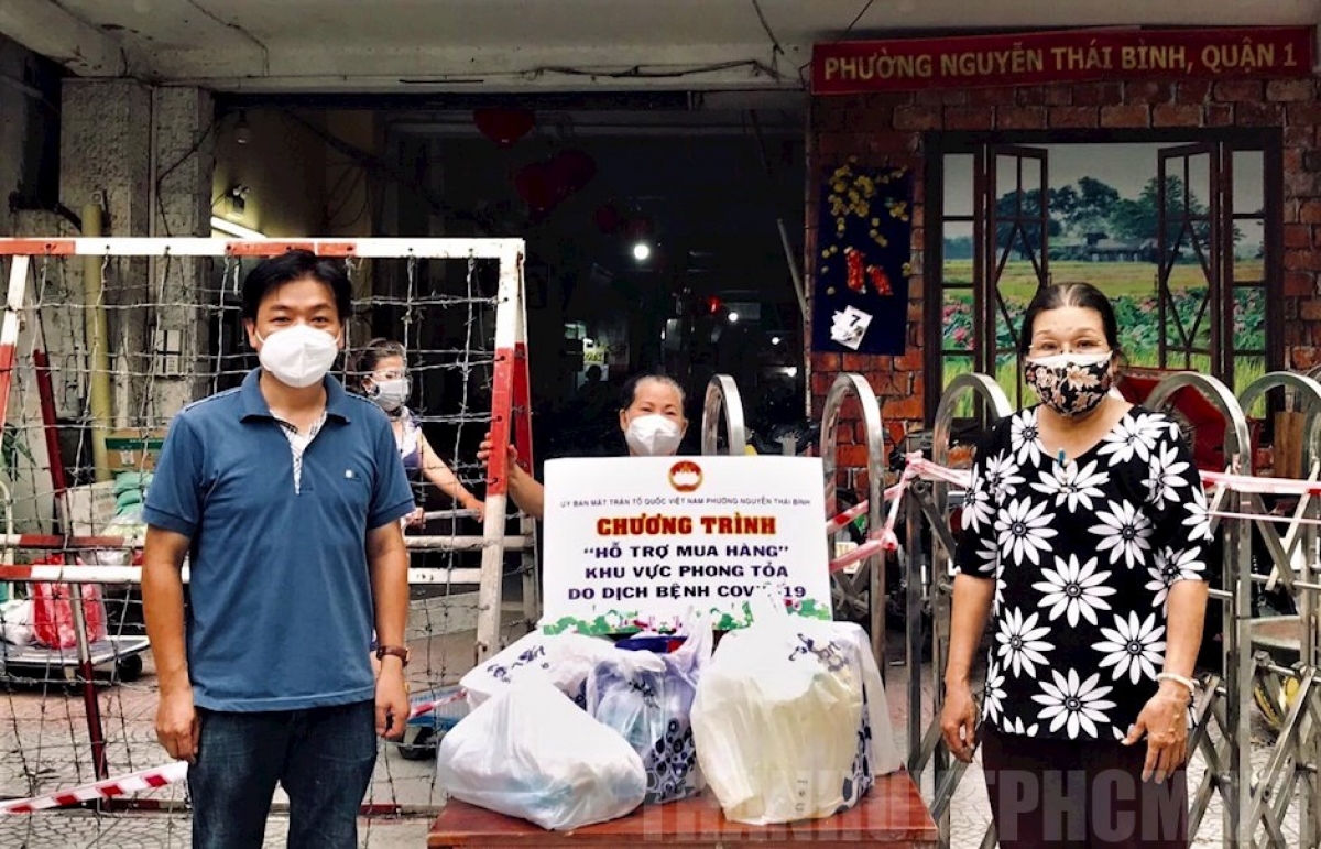 Bà Phan Thị Cẩm Hồng tham gia hỗ trợ nhu yếu phẩm cho người dân tại khu phong tỏa Chung cư 47-57 Nguyễn Thái Bình,TP Hồ Chí Minh