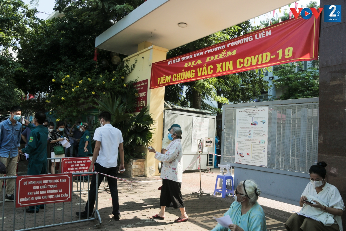 Điểm tiêm chủng đặt tại trường tiểu học Phương Liên, phường Phương Liên (quận Đống Đa) cũng xảy ra tình trạng đông người. Cả trăm người đứng chờ tại cổng đợi đến lượt tiêm.