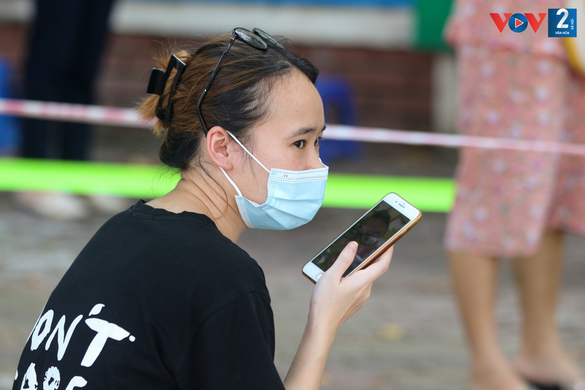 Chị Nguyễn Thị Thoa (29 tuổi, quận Đống Đa) cho biết, lịch hẹn tiêm của chị là 13h30 nhưng đợi hơn một tiếng mà vẫn chưa đến lượt
