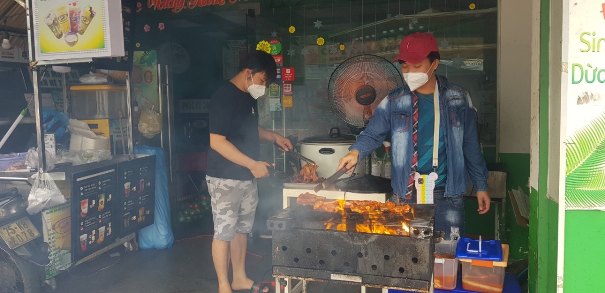 Một quán ăn mở cửa trong ngày đầu Quận 7 cho phép hoạt động trở lại