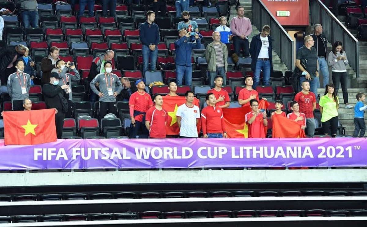 CĐV Việt Nam trên khán đài sân Klaipeda (Ảnh: VFF)