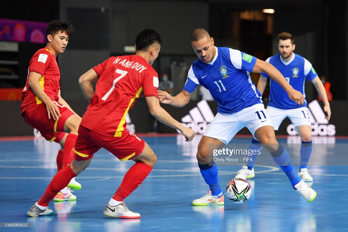 Ferrao (số 11) xứng danh Pivot hàng đầu thế giới (Ảnh: Getty)
