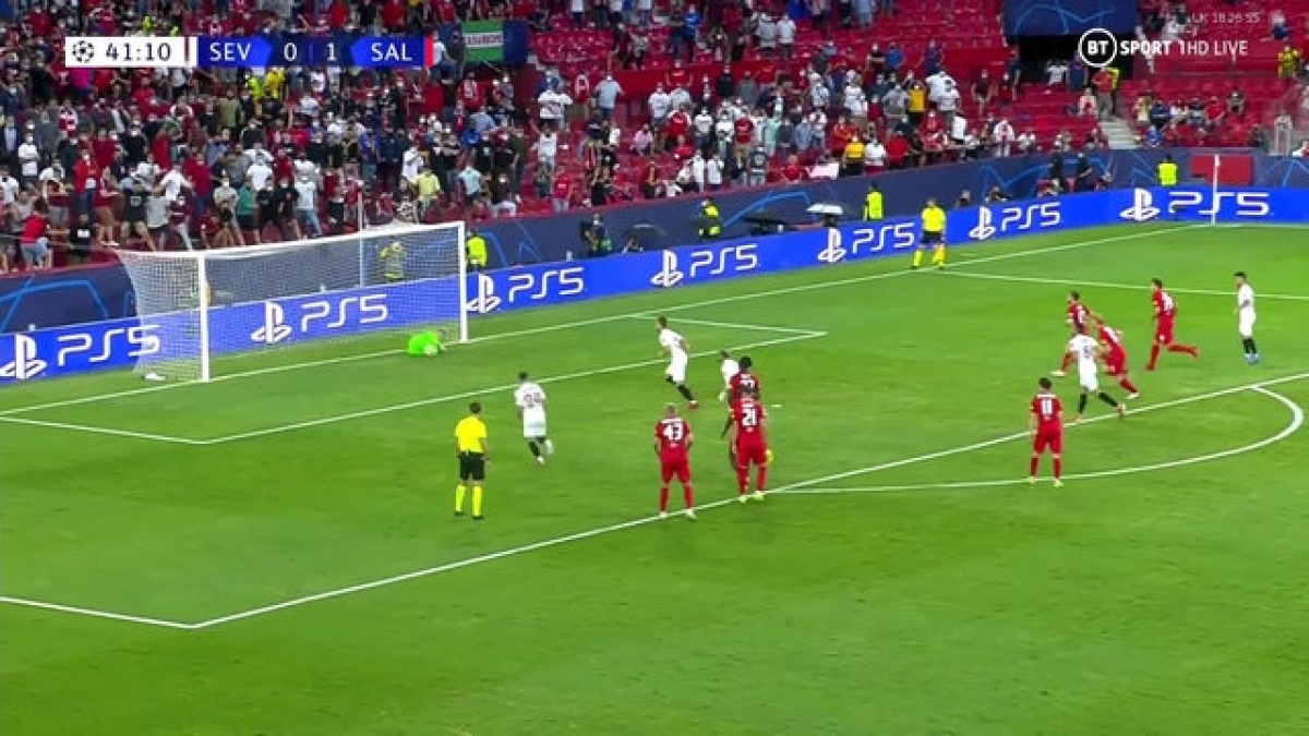 Trận đấu giữa Sevilla và FC Salzburg có tới 4 quả phạt đền (Ảnh: Internet)