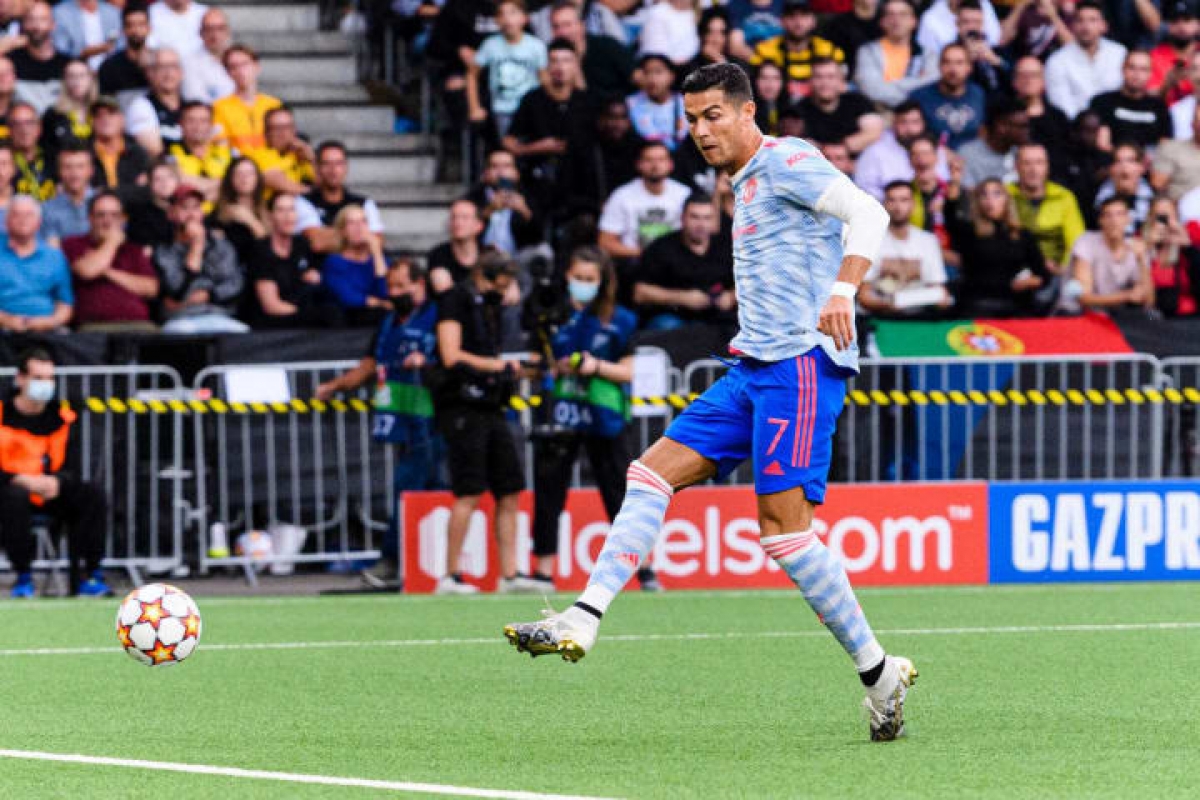 Ronaldo đệm bóng cận thành mở tỷ số cho MU (Ảnh: Internet)