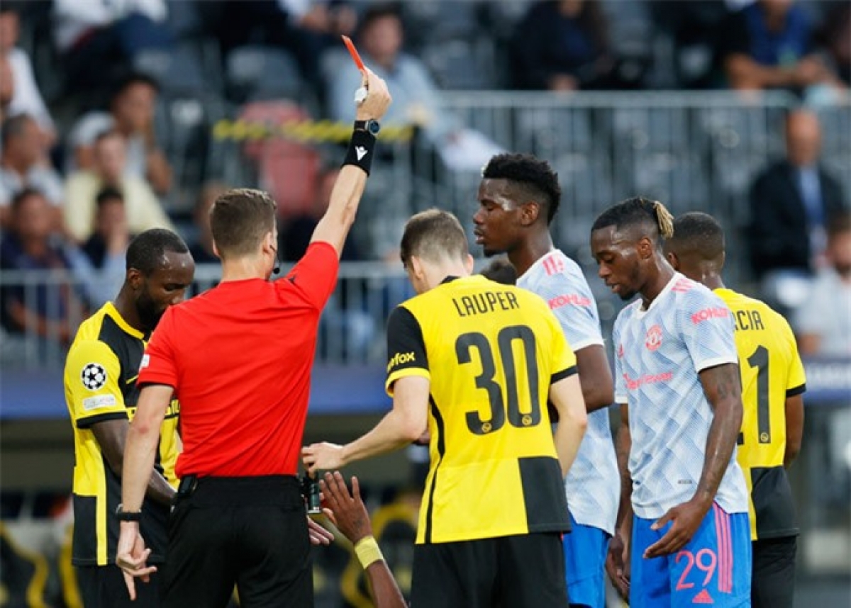Tấm thẻ đỏ tại hại của Aaron Wan-Bissaka khiến MU bị trả giá sau đó (Ảnh: Internet)