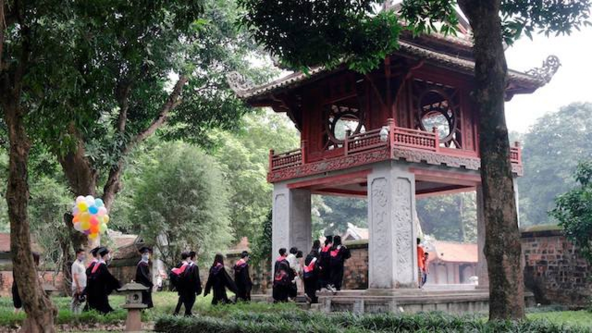 Học sinh tham quan Văn Miếu - Quốc Tử Giám (Ảnh chụp trước thời điểm dịch Covid-19)