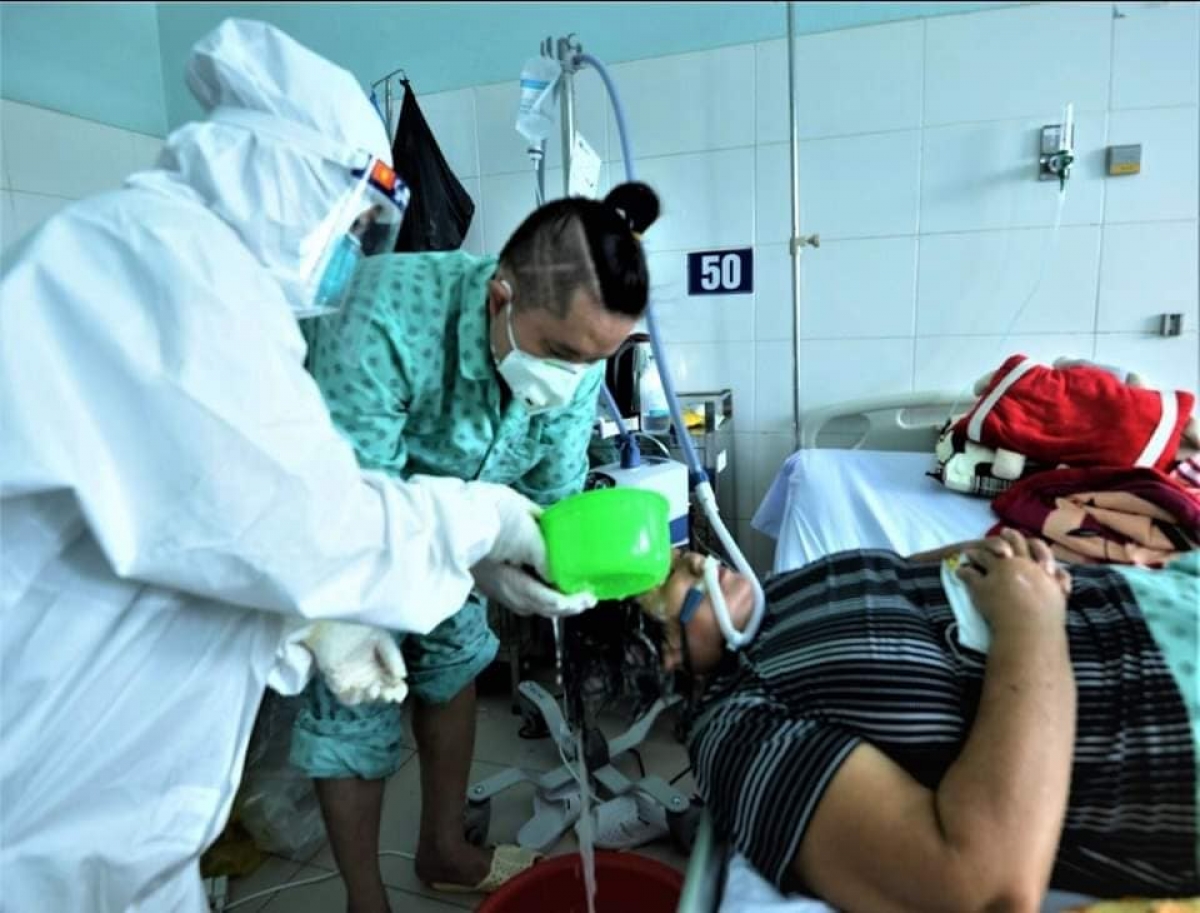 Trường giúp bệnh nhân gội đầu trong những ngày nằm điều trị Covid-19 tại bệnh viện