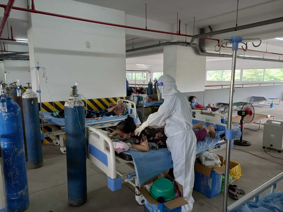 Một y bác sĩ ở các bệnh viện dã chiến phải điều trị, chăm sóc nhiều bệnh nhân