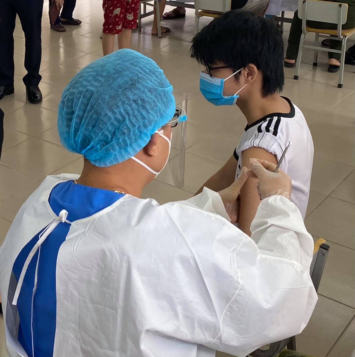 Điểm tiêm ở trường Tiểu học phường Phúc Lợi, quận Long Biên