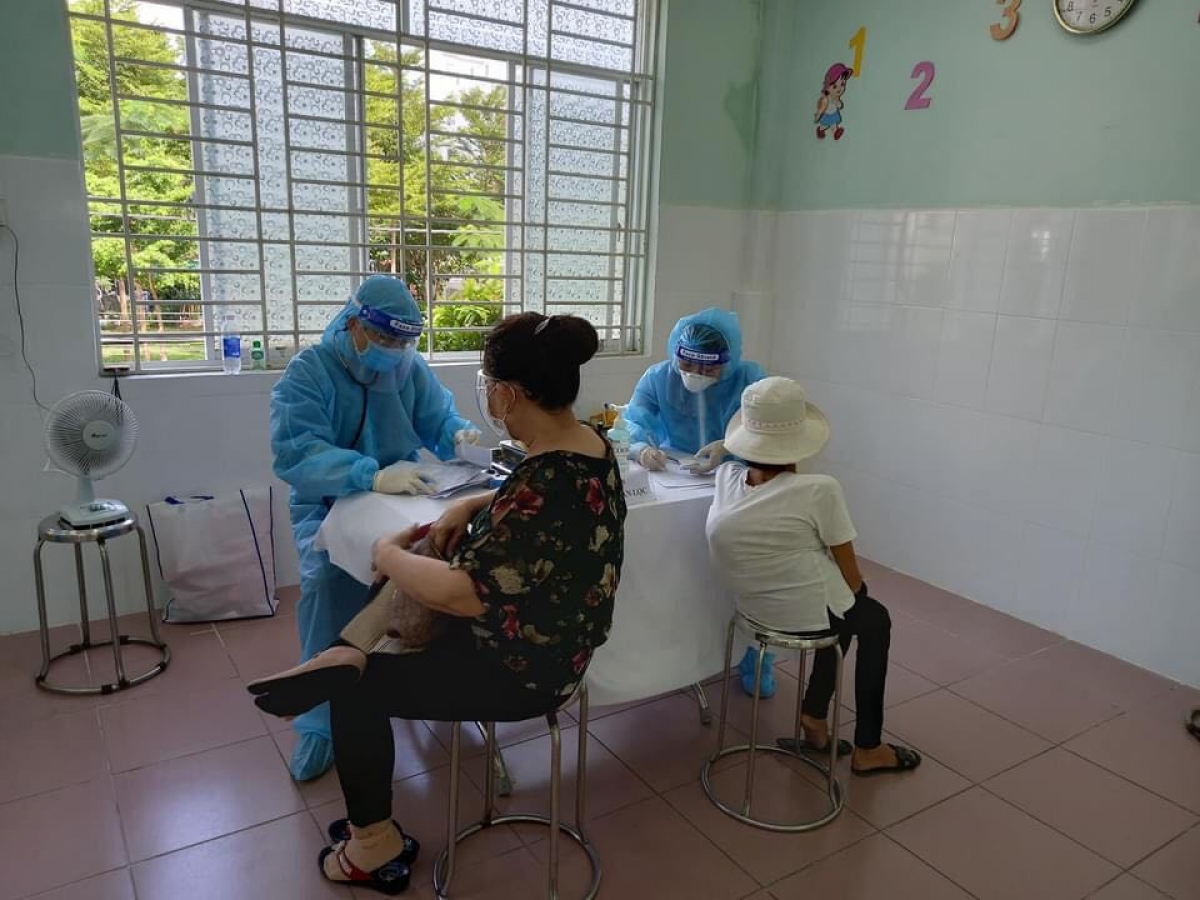 Bao phủ tiêm vacine mũi 1 cho người dân
