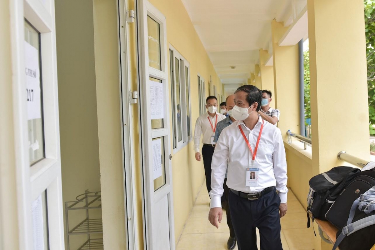 Bộ trưởng Nguyễn Kim Sơn kiểm tra công tác coi thi Kỳ thi tốt nghiệp THPT năm 2021