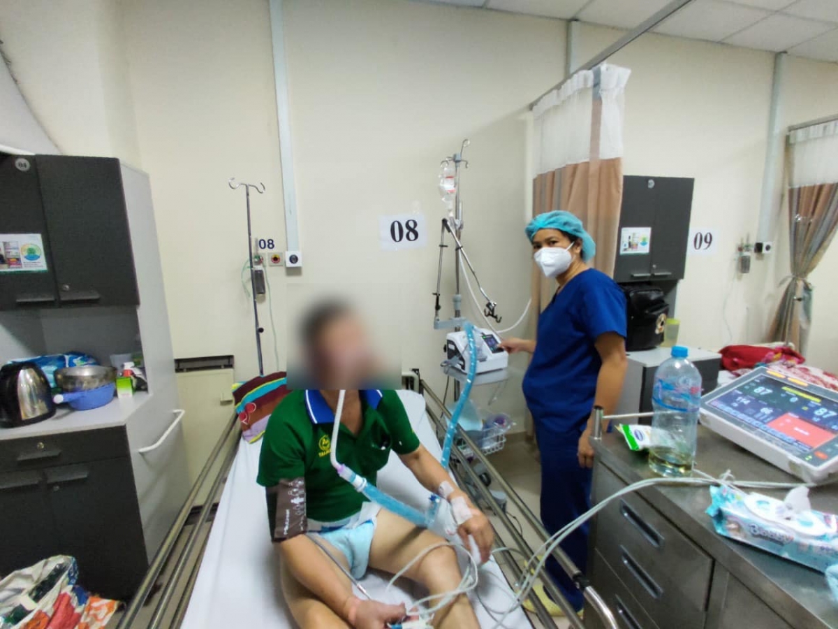 Điều dưỡng Linh Nhâm chăm sóc bệnh nhân COVID-19