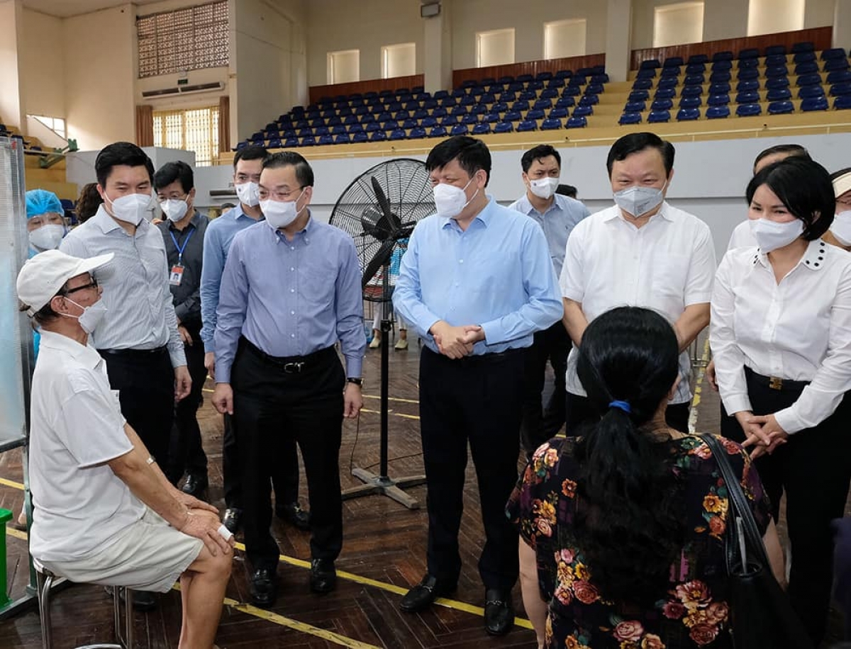 Bộ Trưởng Bộ Y tế hỏi thăm sức khỏe người dân chờ theo dõi sau tiêm