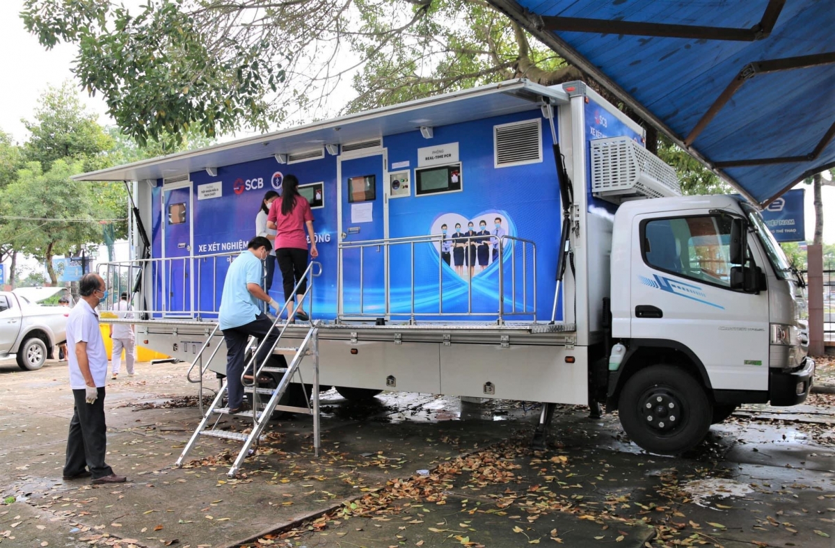 Sở Y tế Tiền Giang tiếp nhận 2 xe xét nghiệm lưu động phục vụ công tác phòng chống dịch Covid-19