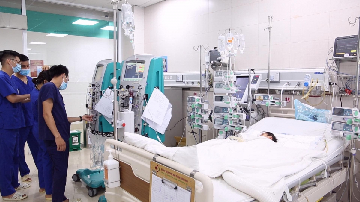Hình ảnh bé khi được thực hiện siêu lọc máu